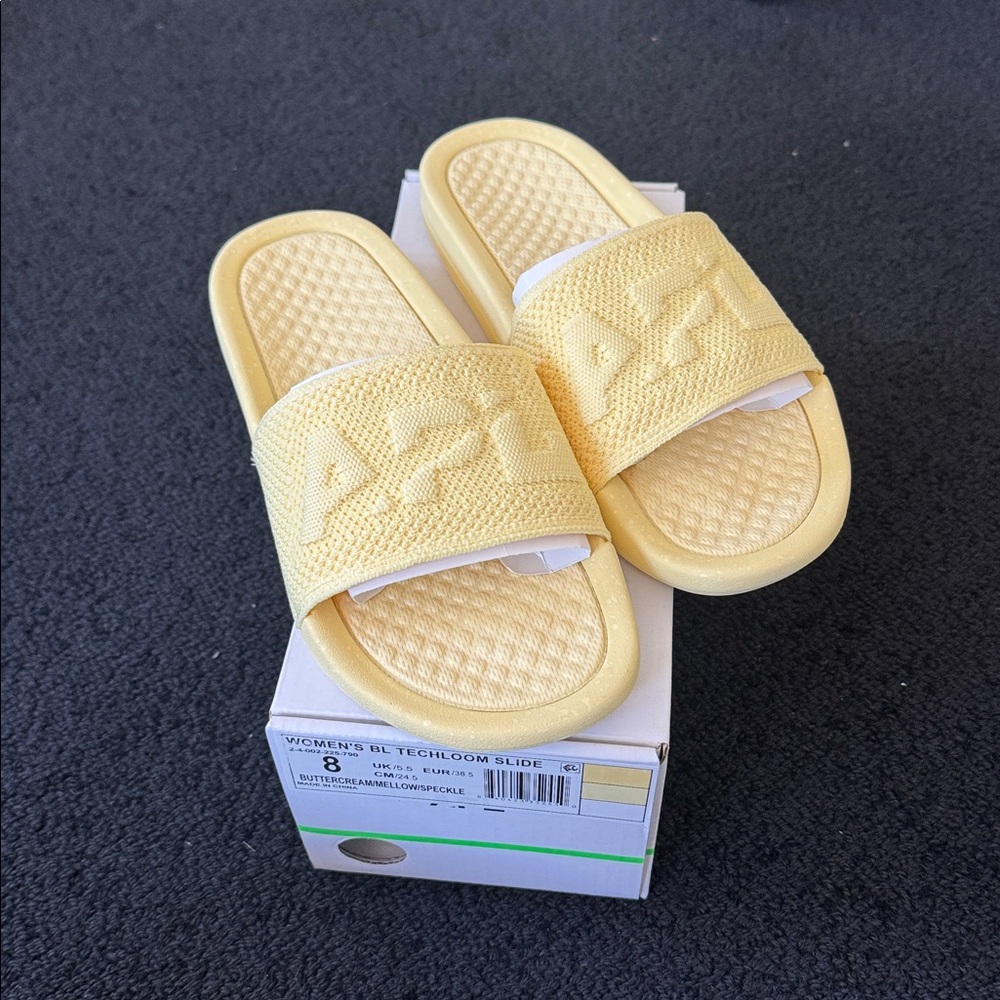 NWT APL Techloom Slide buttercream/mellow/speckle size 8 women’s